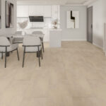 Woonkamer met SPC Beton Sand Room een zandkleurige betonvloer.