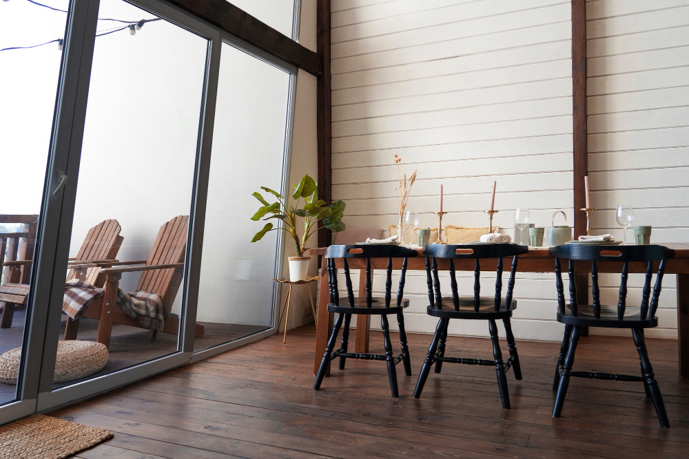 Restaurant met donker houten vloer.